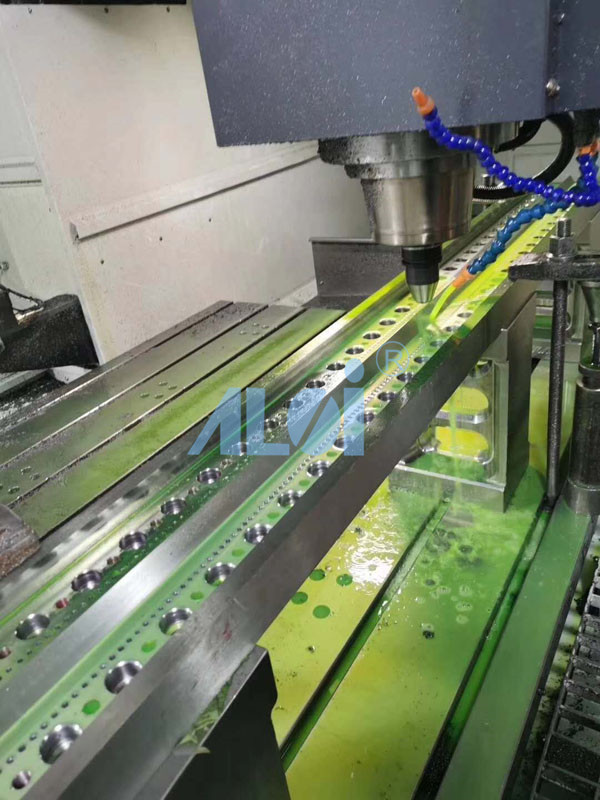 沈陽熔噴布模具：因疫情影響，口罩緊缺，口罩熔噴布成為市場爭取的“明星產(chǎn)品”