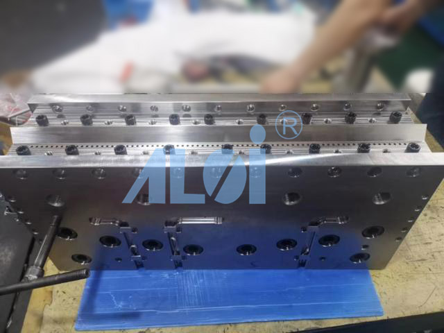 鎮(zhèn)江衣架式1600熔噴布模具丨熔噴機(jī)噴出來(lái)的布不均勻，如何解決？
