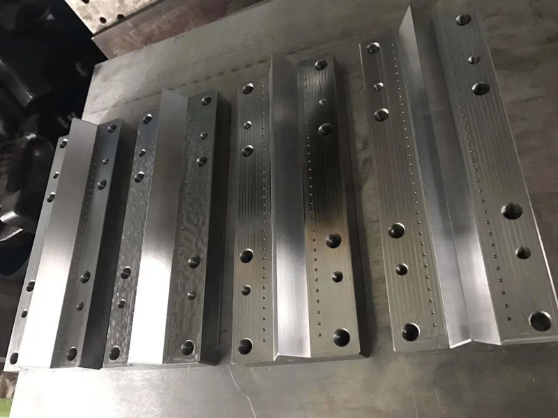 張家口熔噴布模具打孔是用什么機器呢？